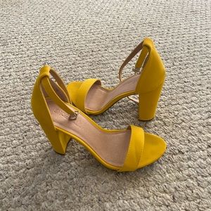 Yellow pumps